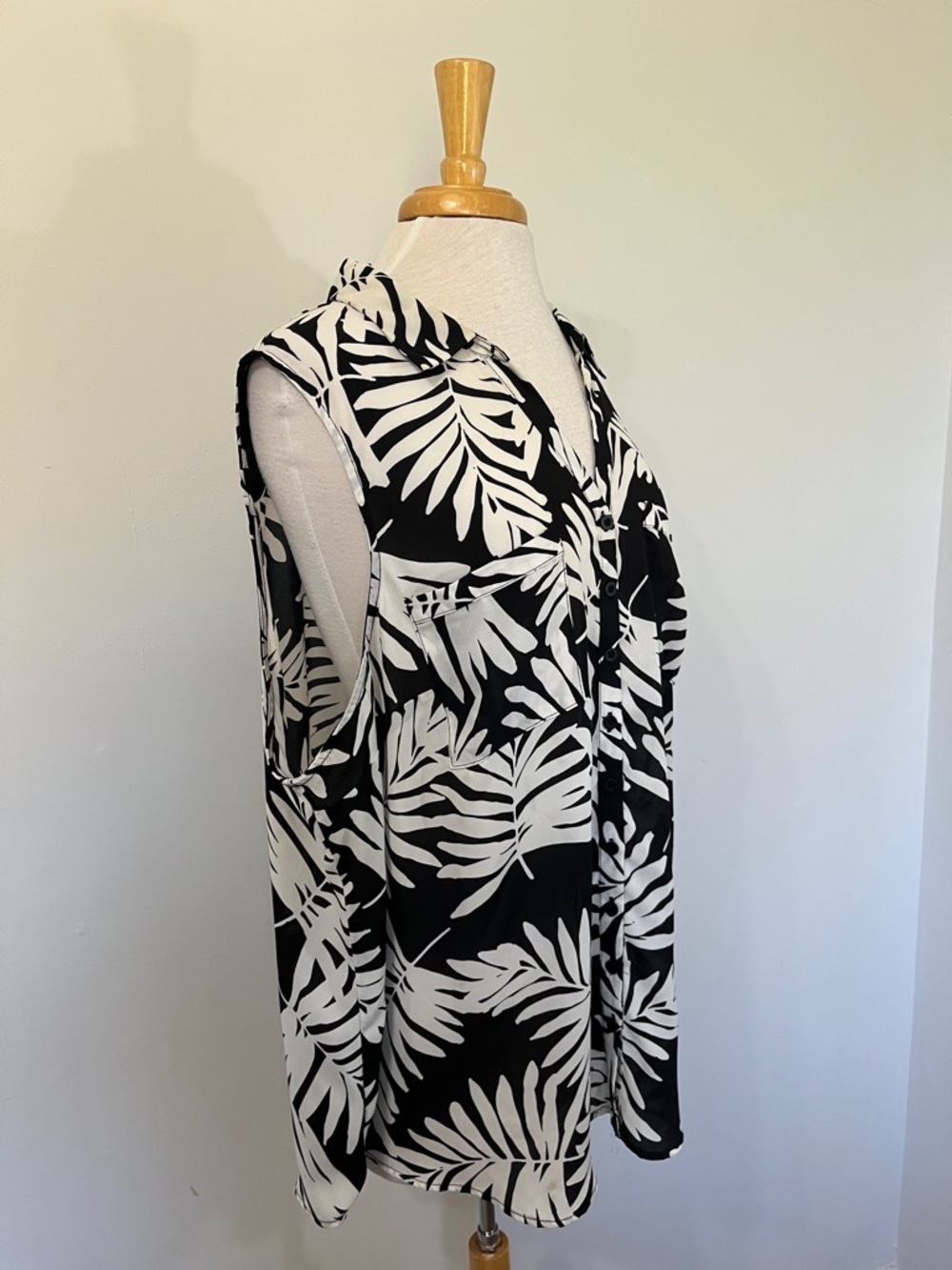 Torrid‎ Palm Frond Pocket Sleeveless Button Down Tank top Back & White size 3